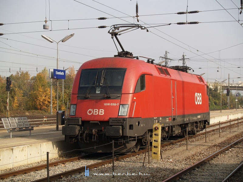 Ebenfurthot úgy elkerüli a fÅ‘vonal két vágánya, mint az 1-es AlmásfüzitÅ‘t, Ãgy ide csak a GySEV-re menÅ‘ vonatok és a Bécsújhelyre tartó S-Bahn tér be. A képen egy egyáramrendszerű TeknÅ‘ látható, de ezen az állomáson Å‘ is jól érzi magát: Hegyeshalomhoz hasonlóan a felsÅ‘vezetékbe vágányonként külön mindkét vasút áramát lehet táplálni. kép 1016 030-7 Ebenfurth állomáson fotó