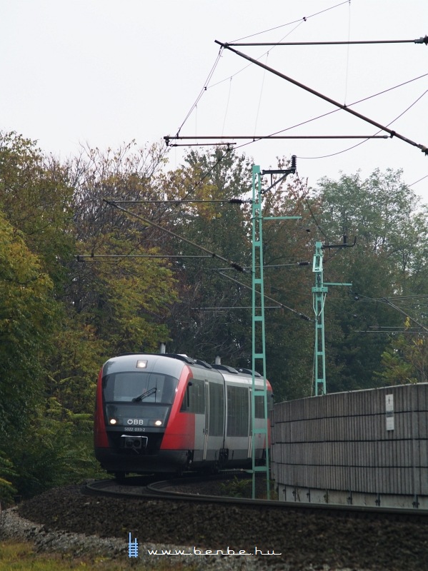 Hétvégén néhány bécsi vonat a Burgenlandbahn villamosÃtott szakaszán túlról, Sopronnyék-Haracsonyból (Neckenmarkt-Horitschon, Ausztria) érkezik, ilyenkor ezek Desirók. kép 5022 033-2 Lajtaújfalu (Neufeld a/d Leitha) állomáson fotó