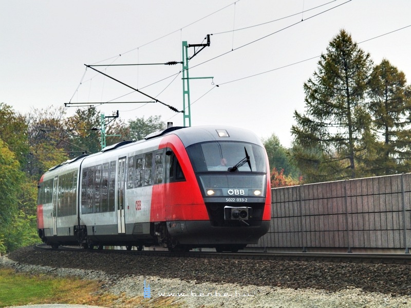Hétvégén néhány bécsi vonat a Burgenlandbahn villamosÃtott szakaszán túlról, Sopronnyék-Haracsonyból (Neckenmarkt-Horitschon, Ausztria) érkezik, ilyenkor ezek Desirók. kép 5022 033-2 Lajtaújfalu (Neufeld a/d Leitha) állomáson fotó