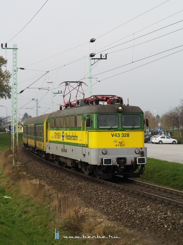 Az összes, ausztriában futó GySEV vonalon ilyen érdekes szÃnűek a felsÅ‘vezeték berendezései. A sopronkeresztúri oldalban, mivel az ÖBB vonal, a 25 kV-os rendszer ellenére ettÅ‘l a szÃntÅ‘l megkÃméltek minket. kép V43 328 Lajtaújfalun fotó