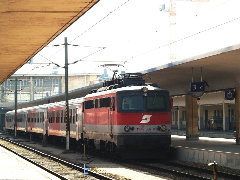 A rgi BB-logs 1142 587-3 a rgi Wien Westbahnhofon fot