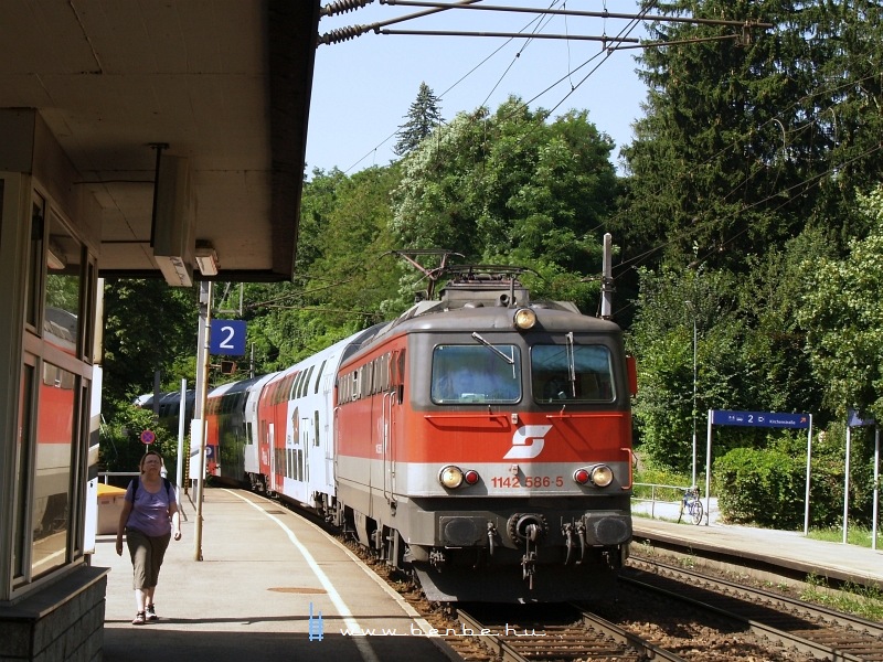 1142 586-5 rkezik St. Pltenig kzlekedő szemlyvonattal Eichgraben-Altlengbach megllhelyre fot