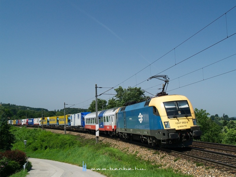 The MV-TR 1047 002-9 with a Rollende Landstrasse train at Maria Anzbach photo