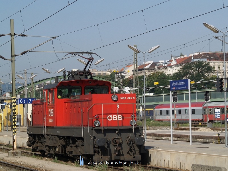 Szokás szerint Sopronból érkeztünk, Ãgy egy rövid, az U6-os könnyűmetrón való utazás után érkeztünk a Westbahnhofra. Naposan itt nem sok mindent lehet fényképezni reggelente, talán csak a patyolat 1063-as tolatókat. A gépek a magyar V46-asonál alig idősebbek, de már teljesen zárt géptérrel készültek. Minden másban viszont hasonlóan korszerű a magyar gép is, csak ritkábban mossák. A két gép egyes példányai akár össze is mérhetnék erejüket: a 1063-asok első szériája volt az ÖBB első gépe, ami a magyar hálózaton is közlekedhetett. Sajnos nem sokszor tette: egy bemutatóra Városligeti elágazáshoz hozott kocsikat, legalább egyszer pedig tehervonattal járt Győrben. A gépekről Végh József Ãrt kép 1063 025-9 Wien Westbahnhofon fotó