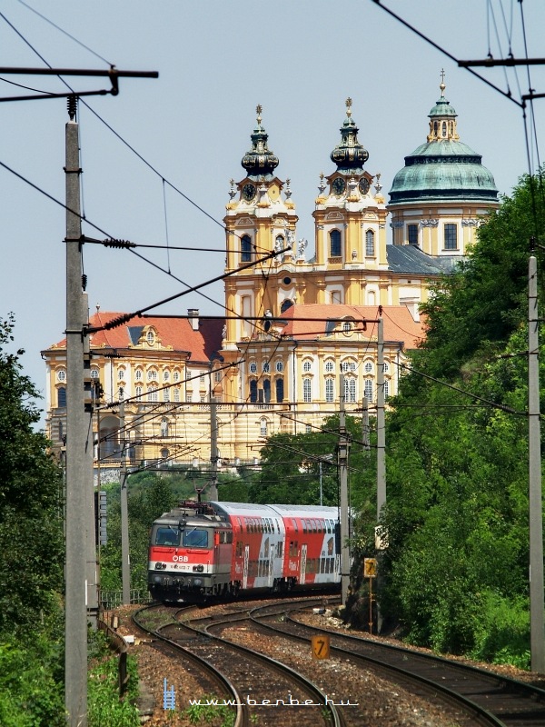 The 1142 613-7 at Melk photo