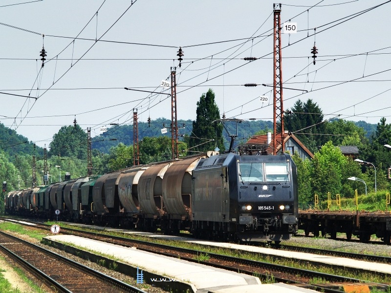Az MRCE 185 545-1 pályaszámú, kicsit Rail4Chem festésű TRAXX egy tehervonattal Melk állomáson fotó