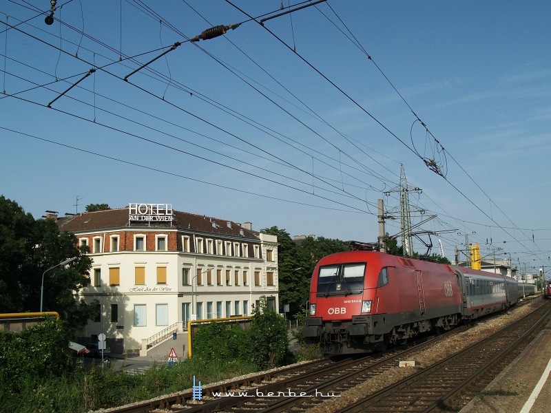 The 1016 044-8 departing from Wien Htteldorf photo