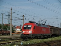 The Railion 182 013-3 with a freight train at Wien Htteldorf