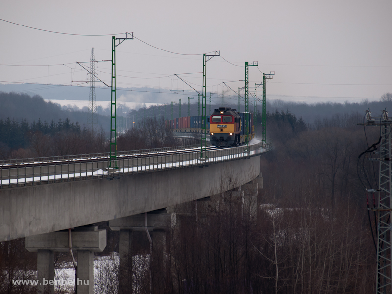 The M62 331 with a container train at the viadukt at Nagyrkos photo