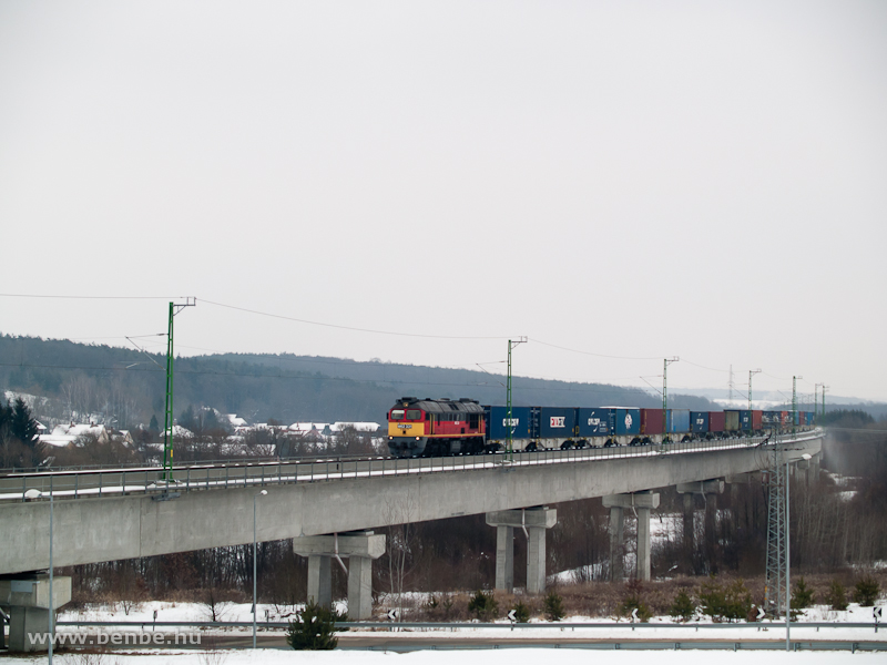 The M62 331 with a container train at the viadukt at Nagyrákos photo