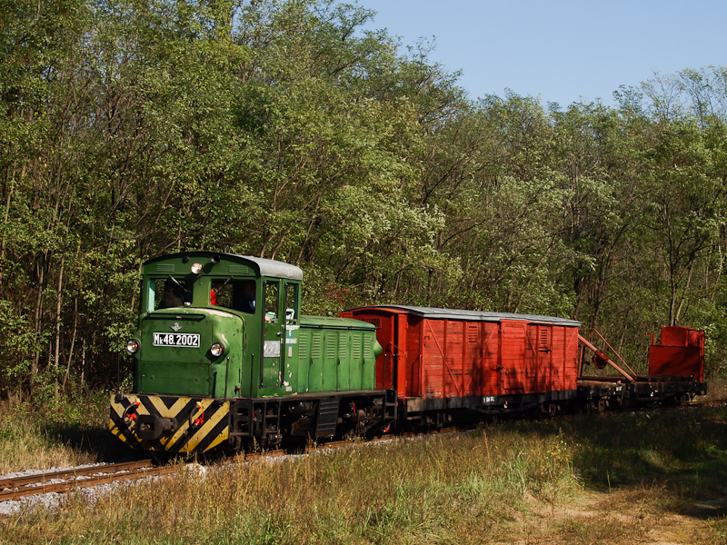 The Mk48,2002 is hauling a freight train between Martinka and Erdszlak photo
