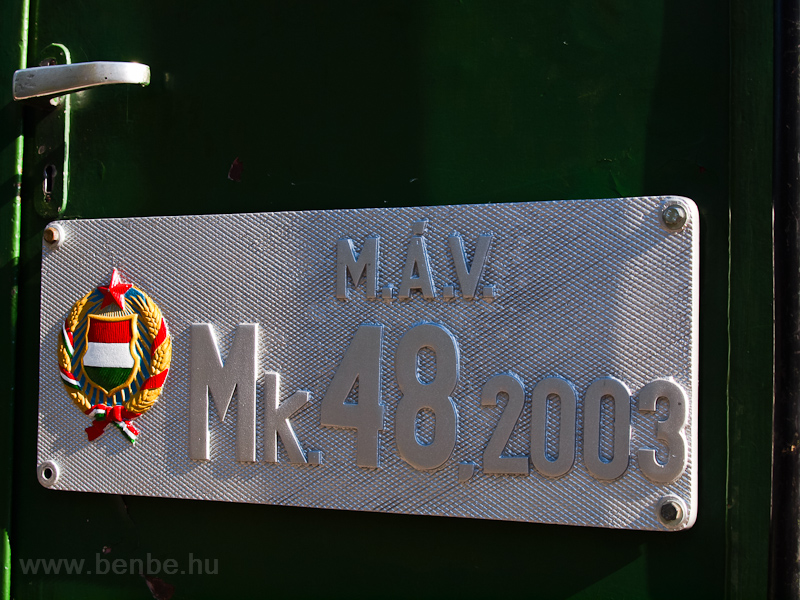 Az Mk48,2002 egy jl szmozott, festetlen, s egy festett, de msik gpről val (Mk48,2003) oldaltblval van szerelve fot
