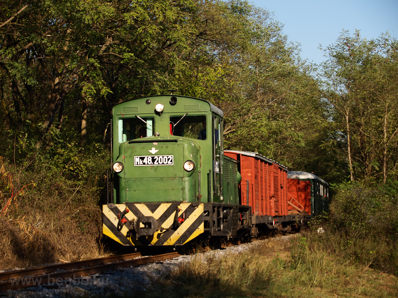 The Mk48,2002 is hauling a mixed passenger/freight train between Erdszlak and Csereerdő photo