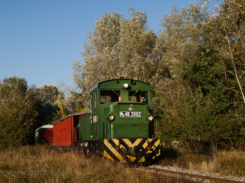 Az Mk48,2002 vegyesvonattal fotó