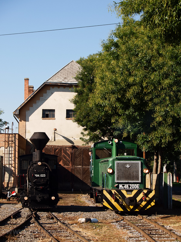 The 394,023 steam locomotive of the Hungarian Museum of Transport and the Mk48,2006 at Debrecen-Fatelep photo